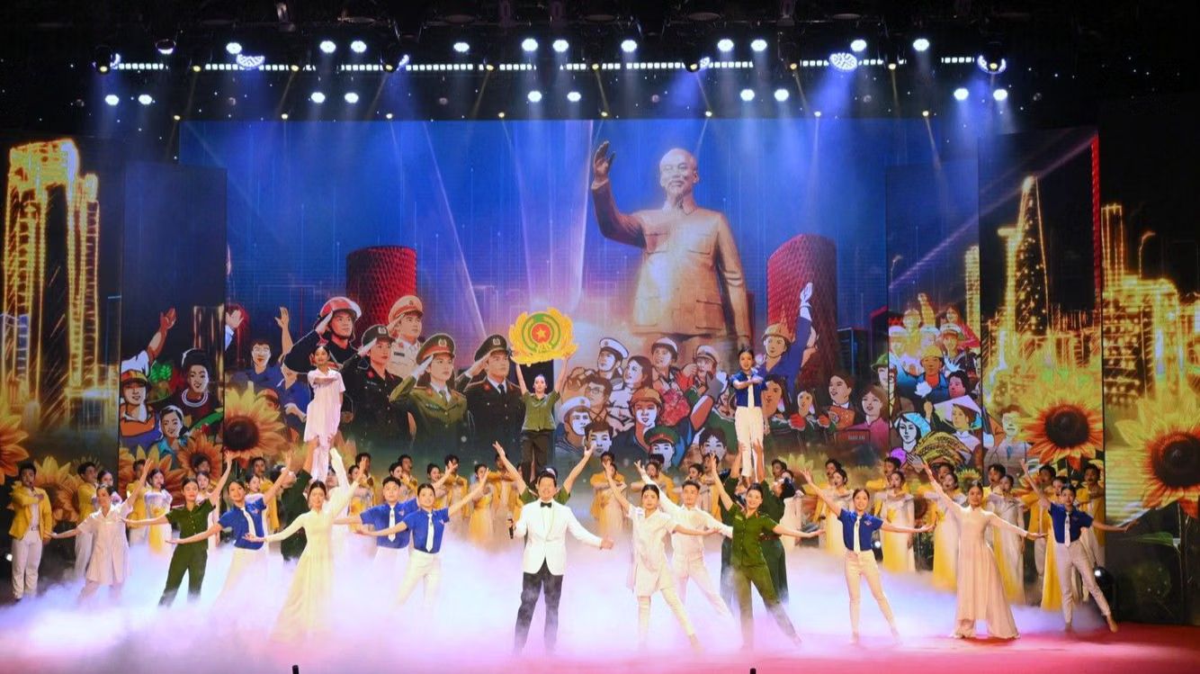 Các tiết mục biểu diễn tại chương trình Gala chính luận nghệ thuật đặc biệt mang tên “ADN – Hành trình nối lại mạch nguồn” (ảnh: Bộ Công an)
