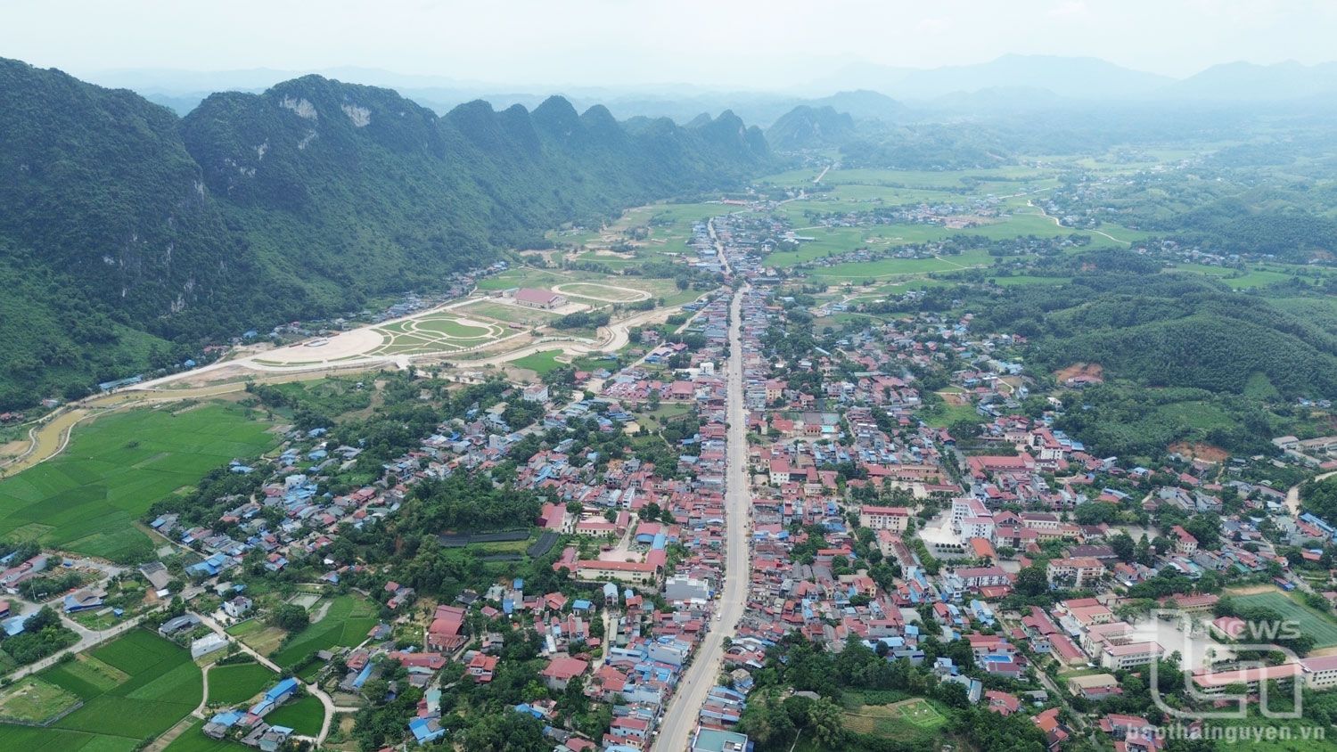 Là địa phương có đông đồng bào dân tộc thiểu số sinh sống (chiếm 73,6%), được sự hỗ trợ của Nhà nước, cùng với sự vào cuộc tích cực của nhân dân trong huyện, năm 2024, Định Hóa đã đạt chuẩn huyện nông thôn mới. Trong ảnh: Một góc trung tâm huyện. Ảnh: T.L