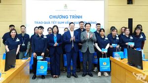 Trao quà 'Tết sum vầy - Xuân ơn Đảng' tại Samsung Thái Nguyên