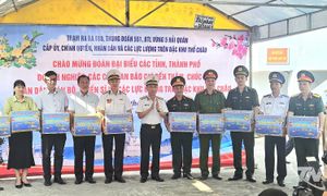Thăm, chúc Tết quân, dân trên đảo Thổ Chu