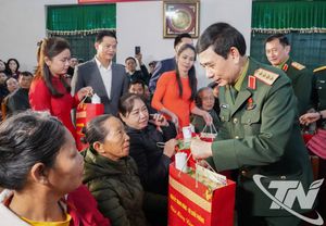 Đại tướng Phan Văn Giang tặng quà, động viên gia đình chính sách, hộ nghèo tại Thái Nguyên