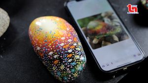 Vẽ lên sỏi đá... thu về "đô la"