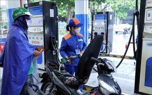 Xăng RON95 tăng giá nhẹ từ 22 giờ ngày 12/3