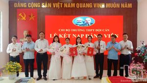 Đại Từ: Kết nạp đảng viên mới là học sinh