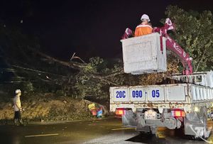 Nỗ lực khắc phục sự cố, sớm cấp điện trở lại cho hơn 19.000 khách hàng