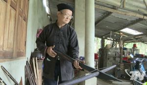 Người giữ nghề làm nỏ của bản người Dao