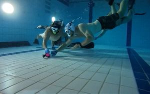 Môn khúc côn cầu dưới nước thu hút người chơi tại Dubai