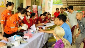 Khám bệnh, cấp thuốc miễn phí cho đối tượng chính sách