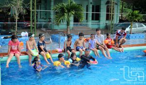Có phúc sinh con biết bơi - Kỹ năng sông nước và sinh tồn cho người trẻ
