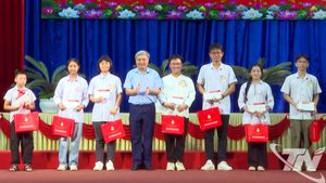 Tuyên dương và trao quà cho 556 học sinh đạt thành tích cao
