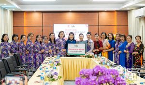 Trao tặng kinh phí xây dựng “Mái ấm yêu thương” cho phụ nữ nghèo