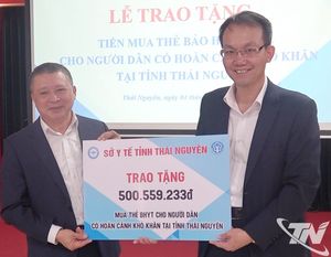 Trao tặng tiền mua thẻ bảo hiểm y tế cho người dân có hoàn cảnh khó khăn