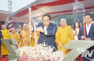 Lãnh đạo tỉnh Thái Nguyên dâng hương tại Đền thờ Vua Lý Nam Đế