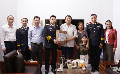 Thăm, tặng quà gia đình chính sách tại Chợ Rã