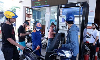 Xăng giảm gần 1.400 đồng/lít