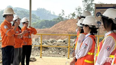 Từ lớp học đến nhà máy: Giúp học sinh hiểu nghề, vững tin lập nghiệp