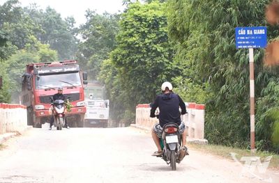 Siết chặt quản lý xe vận chuyển đất trên tuyến ĐT.262