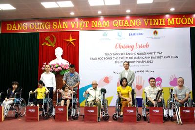 Trao tặng xe lăn cho trẻ em, người khuyết tật