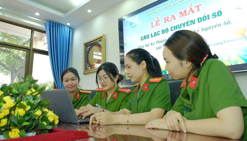 Hy sinh thầm lặng của những 'bông hồng thép'