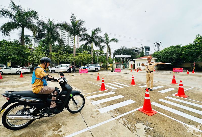 Đào tạo kỹ năng lái xe mô tô, xe gắn máy an toàn cho gần 300 người